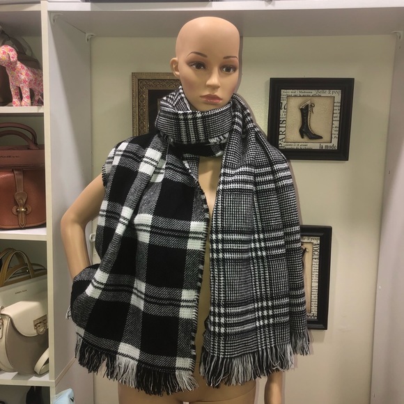 Charlotte Daniel NWOT! Plaid  Fringe Scarf - Picture 2 of 8